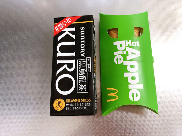 「サントリー黒烏龍茶#濃いめ」とマクドナルド「アップルパイ」